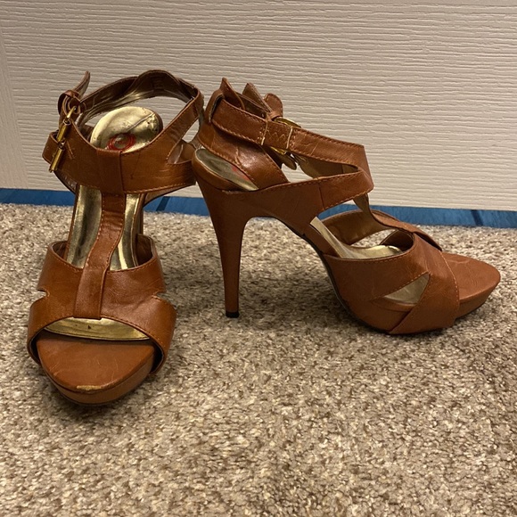 Size 7.5 heels - Picture 3 of 8